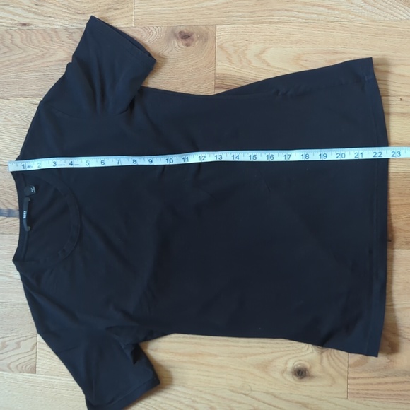 Hugo Boss. Women's Fitted Tee. Size XXS. - Picture 7 of 9